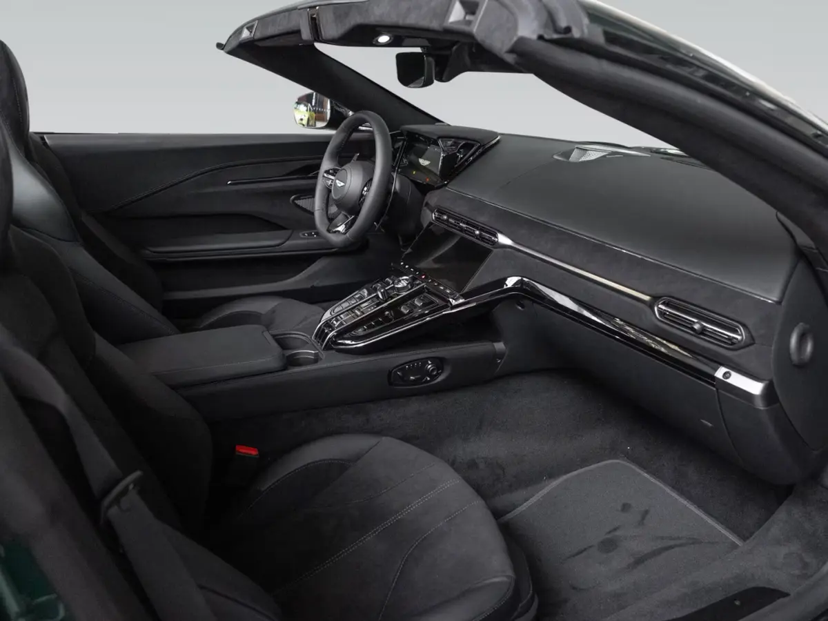 Aston Martin Vantage V8 Spider 2026, extérieur — Cannes Luxury Car Rental, Cannes. Aston Martin Vantage V8 Spider in Cannes La location d'une Aston Martin Vantage V8 Spider…