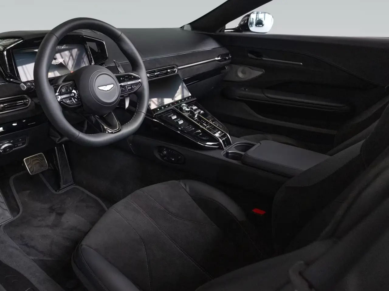 Aston Martin Vantage V8 Spider 2026, vue avant — Cannes Luxury Car Rental, Cannes. Aston Martin Vantage V8 Spider in Cannes La location d'une Aston Martin Vantage V8 Spider…