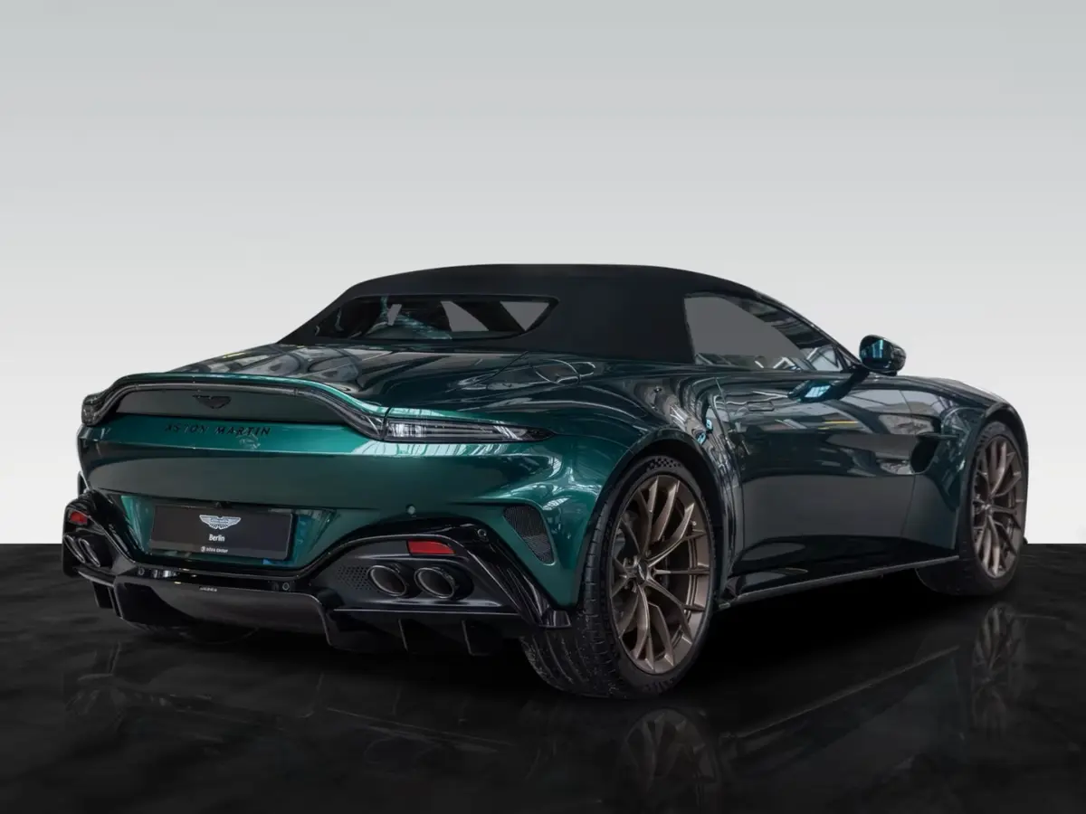 Aston Martin Vantage V8 Spider 2026, vue arrière — Cannes Luxury Car Rental, Cannes. Aston Martin Vantage V8 Spider in Cannes La location d'une Aston Martin Vantage V8 Spider…