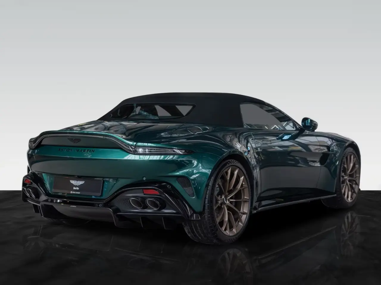 Aston Martin Vantage V8 Spider 2026, vue arrière — Cannes Luxury Car Rental, Cannes. Aston Martin Vantage V8 Spider in Cannes La location d'une Aston Martin Vantage V8 Spider…