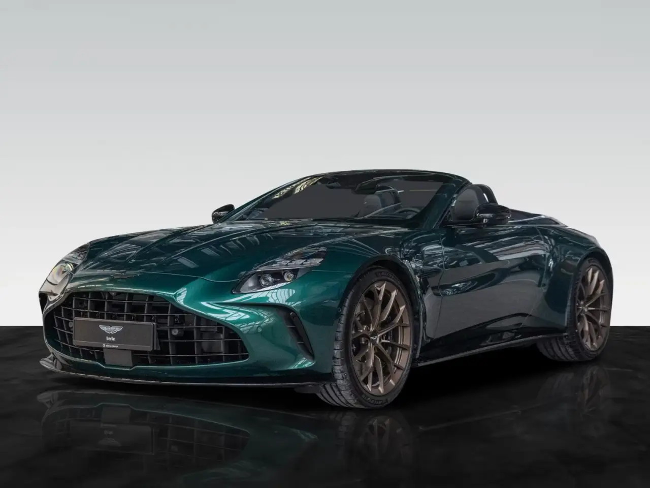 Aston Martin Vantage V8 Spider 2026, intérieur — Cannes Luxury Car Rental, Cannes. Aston Martin Vantage V8 Spider in Cannes La location d'une Aston Martin Vantage V8 Spider…