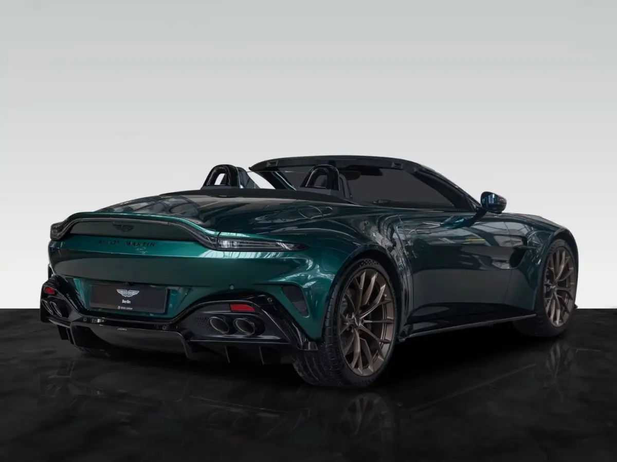 Aston Martin Vantage V8 Spider 2026, tableau de bord — Cannes Luxury Car Rental, Cannes. Aston Martin Vantage V8 Spider in Cannes La location d'une Aston Martin Vantage V8 Spider…