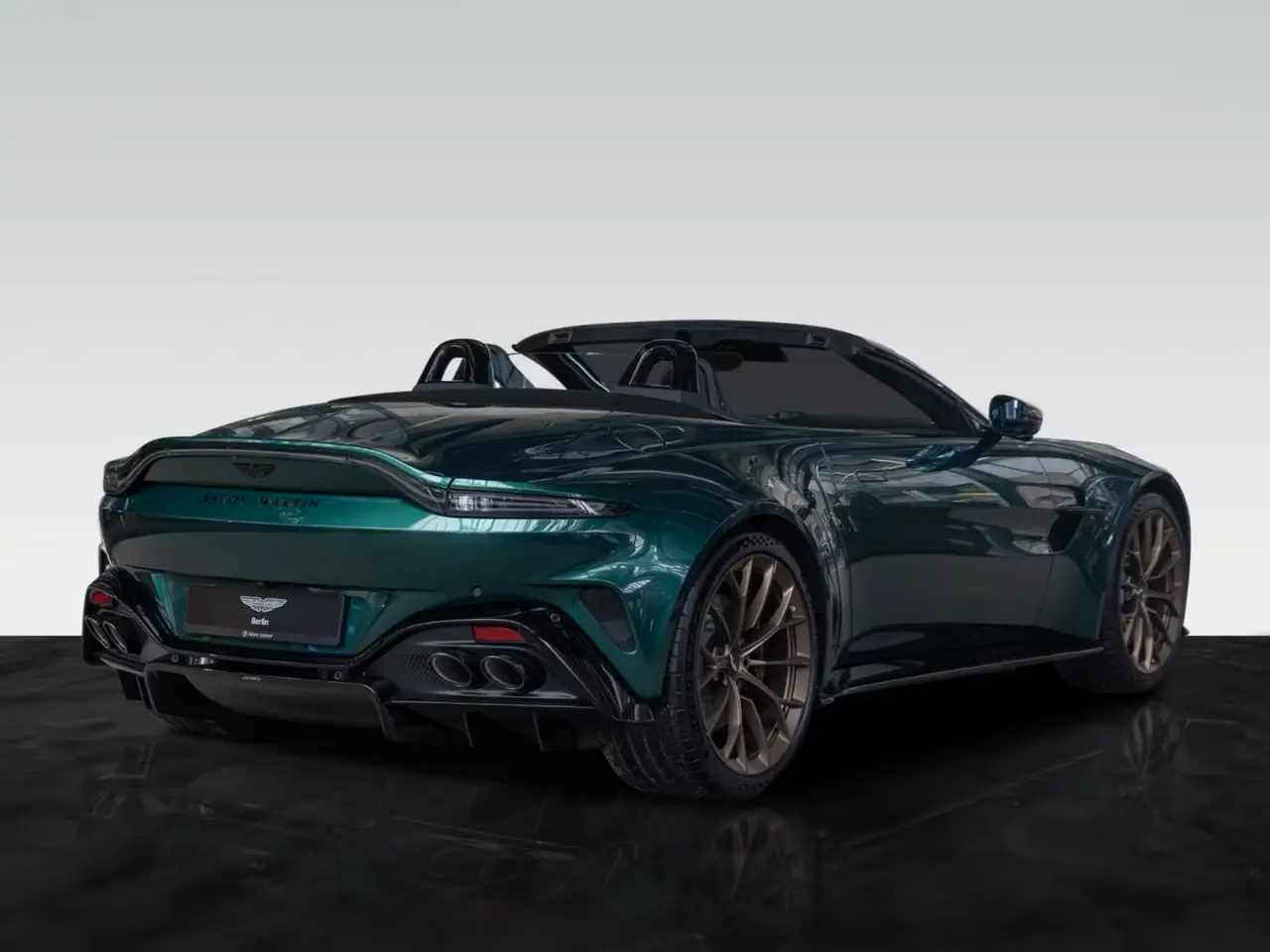 Aston Martin Vantage V8 Spider 2026, tableau de bord — Cannes Luxury Car Rental, Cannes. Aston Martin Vantage V8 Spider in Cannes La location d'une Aston Martin Vantage V8 Spider…