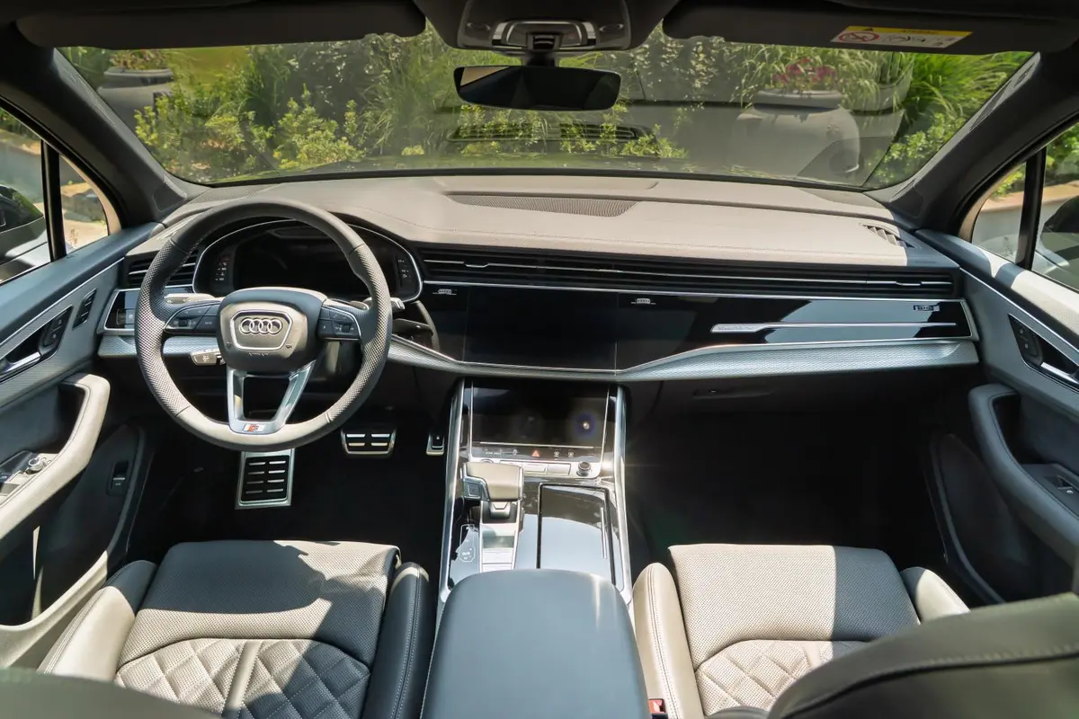 Audi Q7 50 TDI S-Line Edition 2025, extérieur — Cannes Luxury Car Rental, Cannes. Audi Q7 50 TDI S-Line Edition in Cannes La location d'une Audi Q7 50 TDI S-Line Edition à…