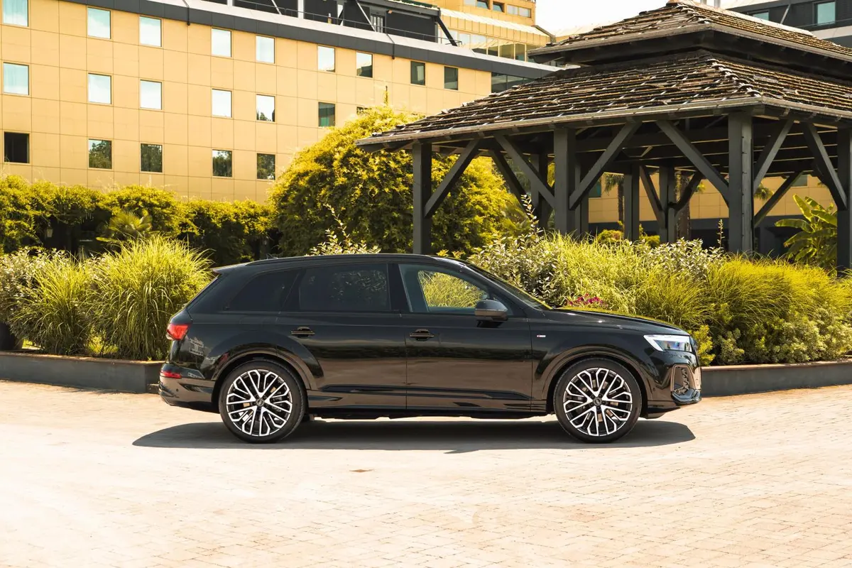 Audi Q7 50 TDI S-Line Edition 2025, vue avant — Cannes Luxury Car Rental, Cannes. Audi Q7 50 TDI S-Line Edition in Cannes La location d'une Audi Q7 50 TDI S-Line Edition à…