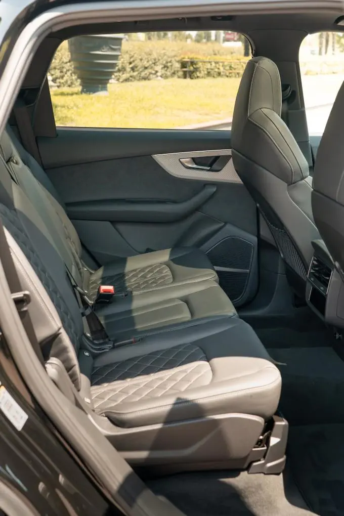 Audi Q7 50 TDI S-Line Edition 2025, vue arrière — Cannes Luxury Car Rental, Cannes. Audi Q7 50 TDI S-Line Edition in Cannes La location d'une Audi Q7 50 TDI S-Line Edition à…