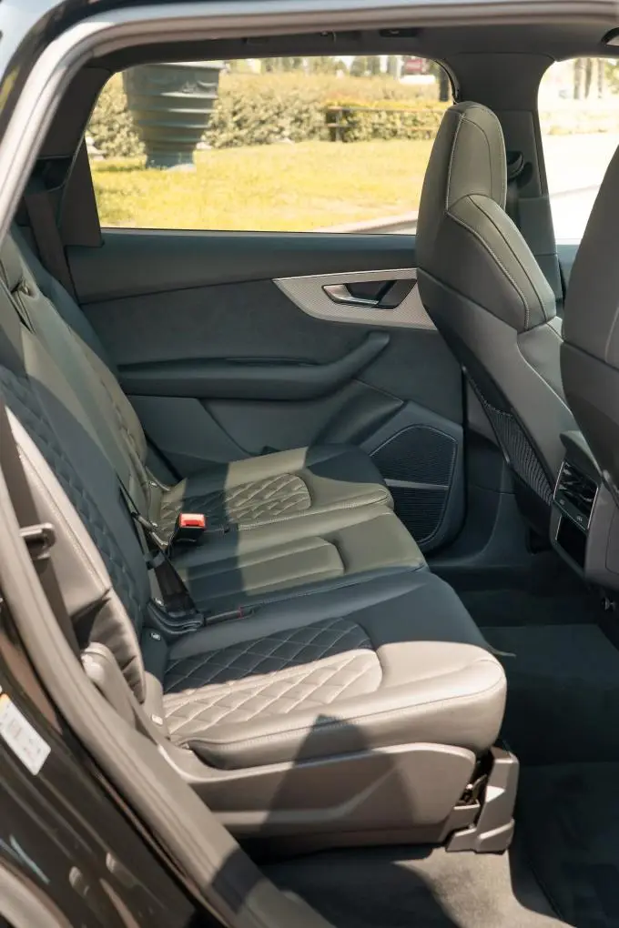 Audi Q7 50 TDI S-Line Edition 2025, vue arrière — Cannes Luxury Car Rental, Cannes. Audi Q7 50 TDI S-Line Edition in Cannes La location d'une Audi Q7 50 TDI S-Line Edition à…