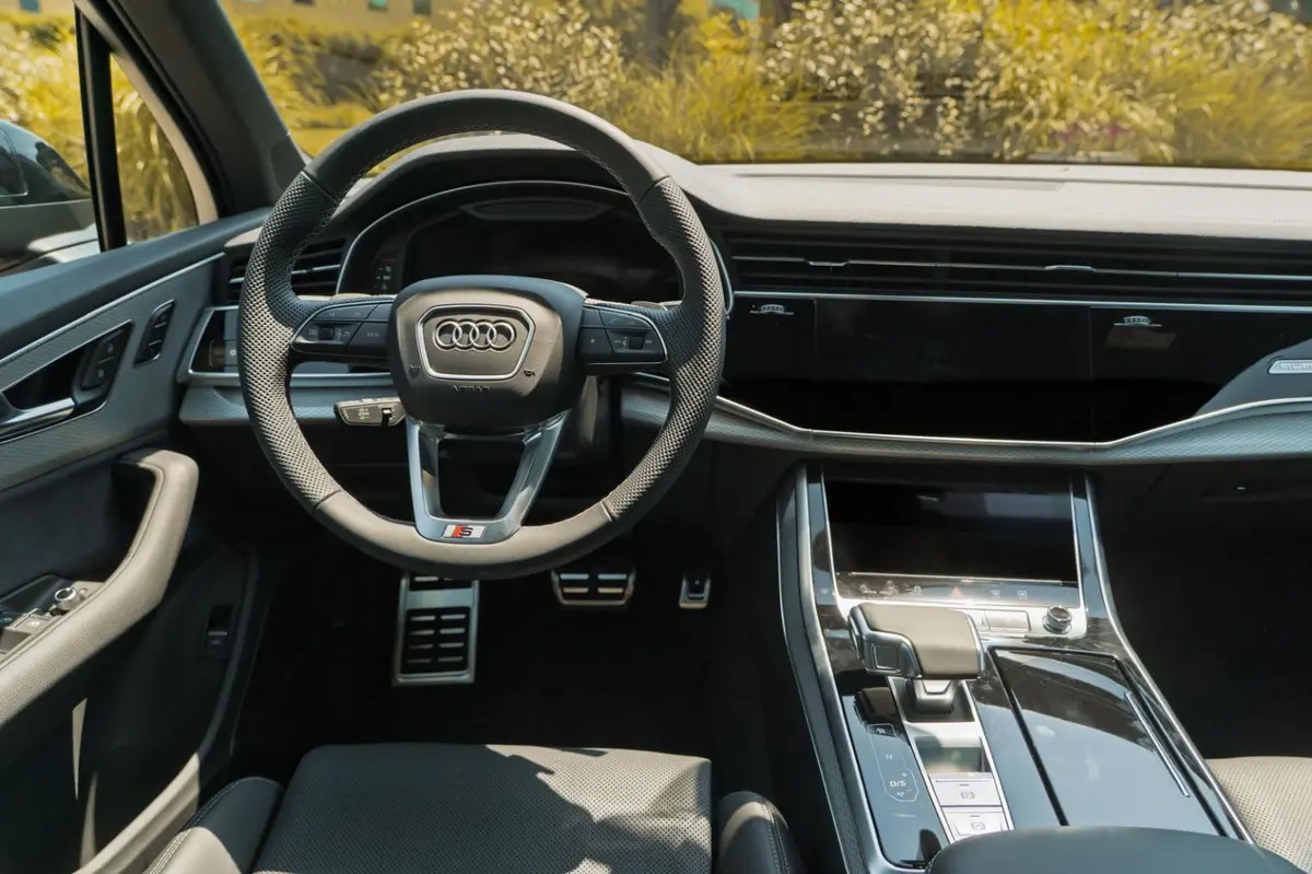 Audi Q7 50 TDI S-Line Edition 2025, intérieur — Cannes Luxury Car Rental, Cannes. Audi Q7 50 TDI S-Line Edition in Cannes La location d'une Audi Q7 50 TDI S-Line Edition à…