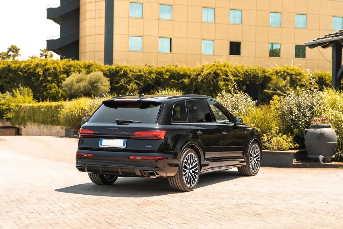 Audi Q7 50 TDI S-Line Edition 2025, tableau de bord — Cannes Luxury Car Rental, Cannes. Audi Q7 50 TDI S-Line Edition in Cannes La location d'une Audi Q7 50 TDI S-Line Edition à…