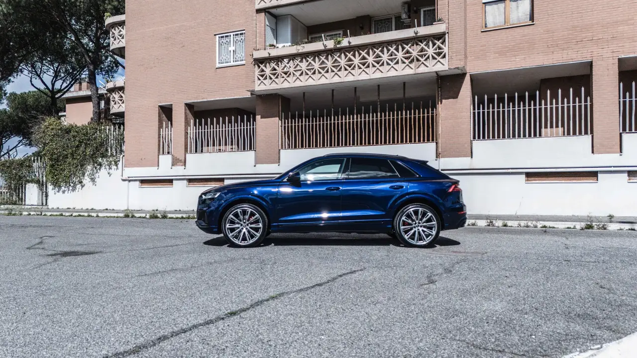 Audi Q8 55 TFSI 2022, vue avant — Cannes Luxury Car Rental, Cannes. Audi Q8 55 TFSI in Cannes La location d'une Audi Q8 55 TFSI à Cannes offre un SUV moderne…