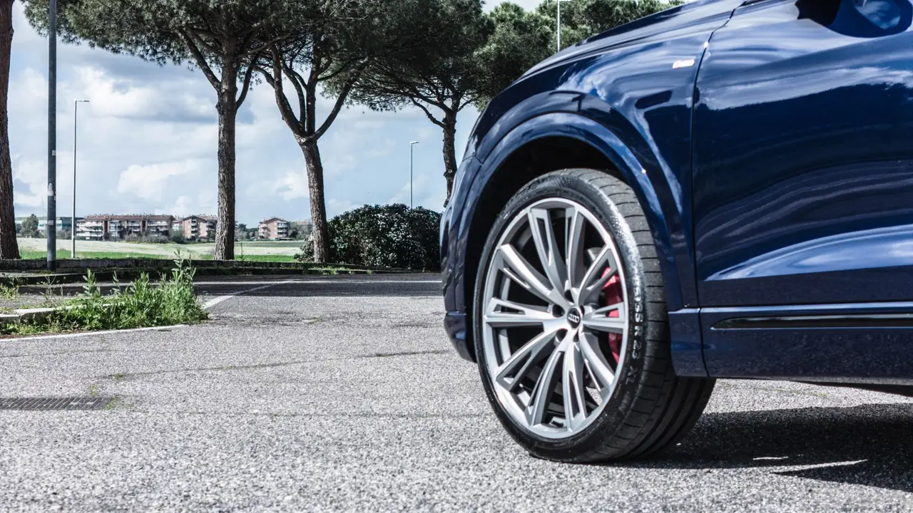 Audi Q8 55 TFSI 2022, vue arrière — Cannes Luxury Car Rental, Cannes. Audi Q8 55 TFSI in Cannes La location d'une Audi Q8 55 TFSI à Cannes offre un SUV moderne…