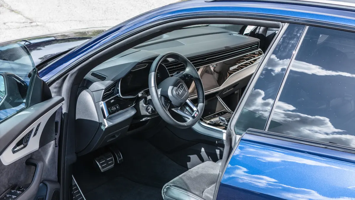 Audi Q8 55 TFSI 2022, intérieur — Cannes Luxury Car Rental, Cannes. Audi Q8 55 TFSI in Cannes La location d'une Audi Q8 55 TFSI à Cannes offre un SUV moderne…