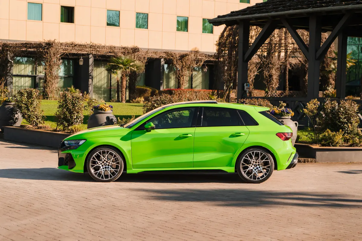 Audi RS3 Restyling 2025, vue avant — Cannes Luxury Car Rental, Cannes. Audi RS3 Restyling in Cannes La location d'une Audi RS3 Restyling à Cannes propose un…