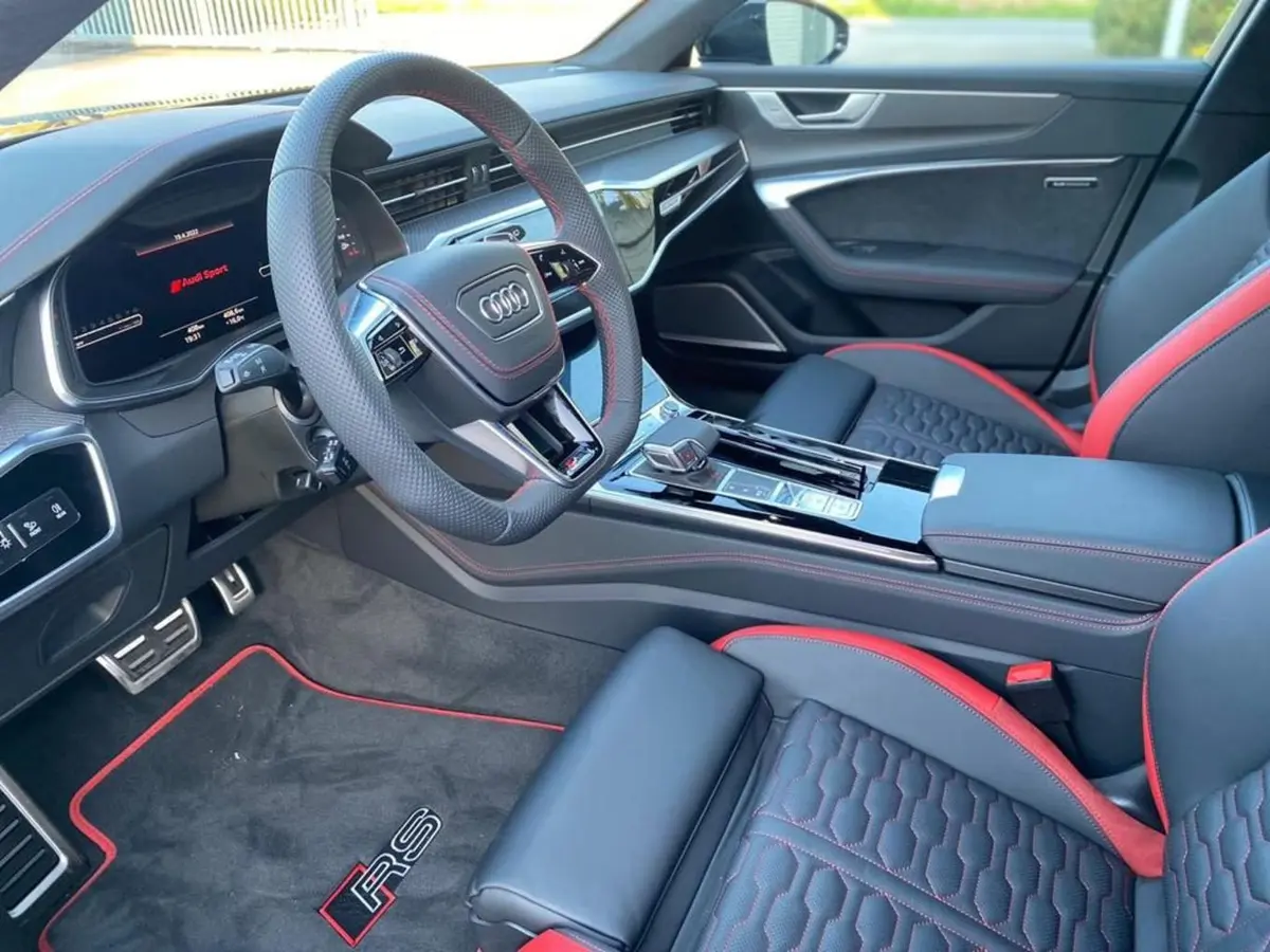 Audi RS6 2022, vue avant — Cannes Luxury Car Rental, Cannes. Audi RS6 in Cannes La location d'une Audi RS6 à Cannes propose une déclinaison sportive…