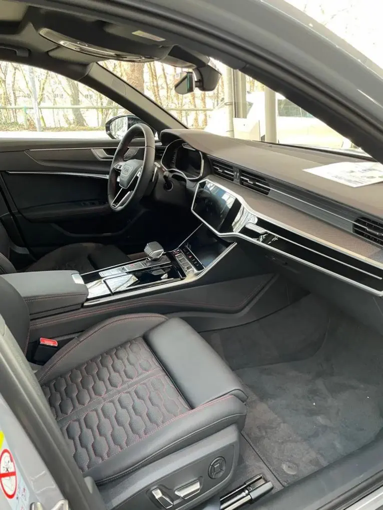 Audi RS6 Dynamic 2023, vue arrière — Cannes Luxury Car Rental, Cannes. Audi RS6 Dynamic in Cannes La location d'une Audi RS6 Dynamic à Cannes met à disposition…