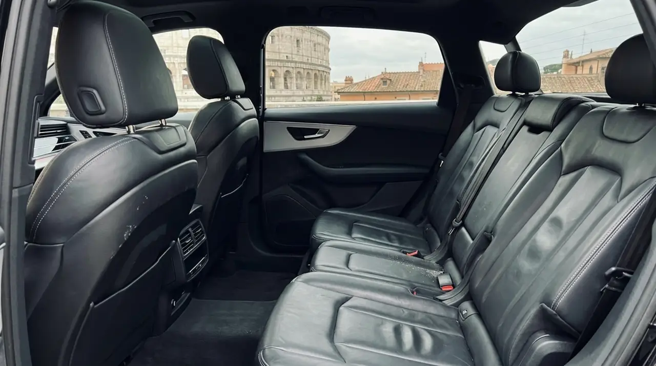 Audi SQ7 7seater 2023, intérieur — Cannes Luxury Car Rental, Cannes. Audi SQ7 7seater in Cannes La location d'une Audi SQ7 7seater à Cannes met à disposition…