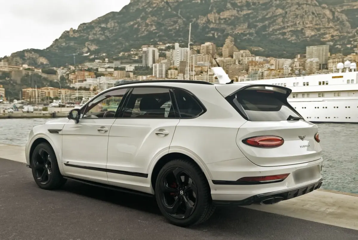 Bentley Bentayga V8-S 2024, extérieur — Cannes Luxury Car Rental, Cannes. Bentley Bentayga V8-S in Cannes La location d'un Bentley Bentayga V8-S à Cannes constitue…