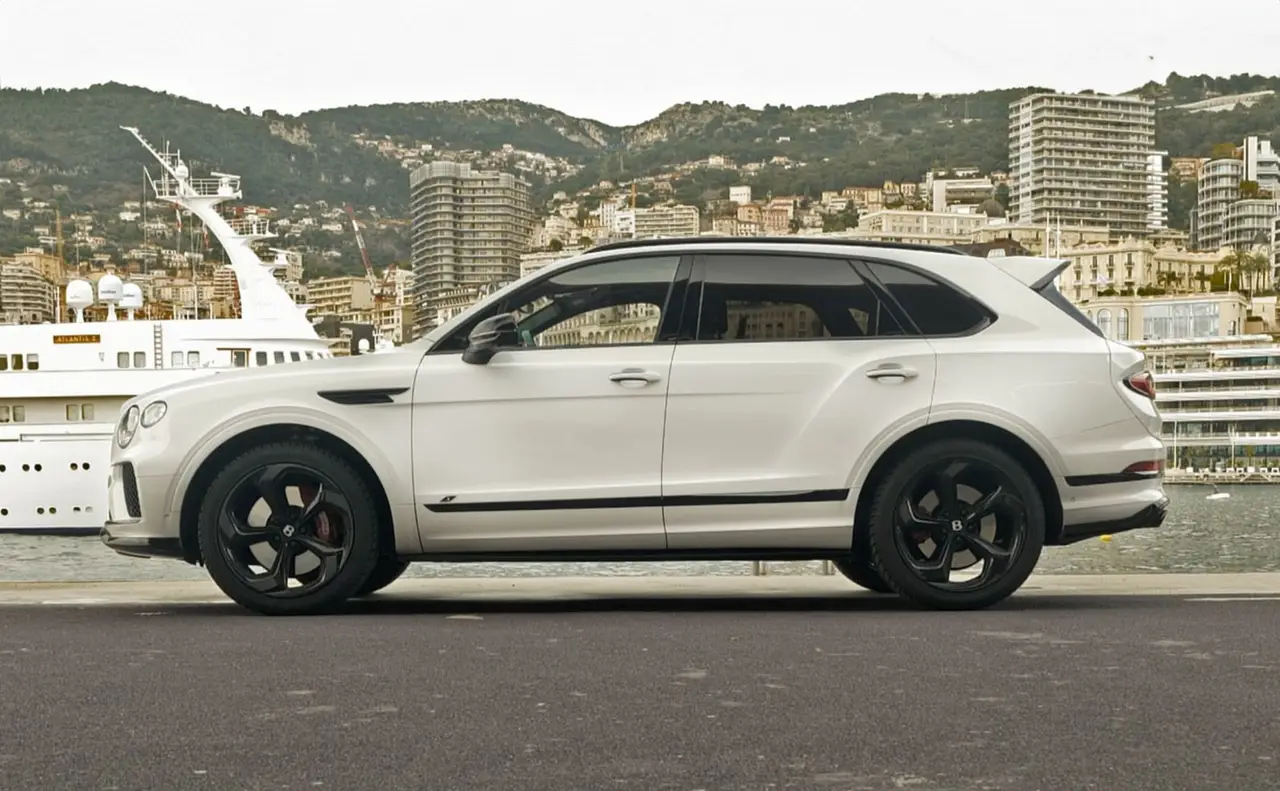 Bentley Bentayga V8-S 2024, vue avant — Cannes Luxury Car Rental, Cannes. Bentley Bentayga V8-S in Cannes La location d'un Bentley Bentayga V8-S à Cannes constitue…