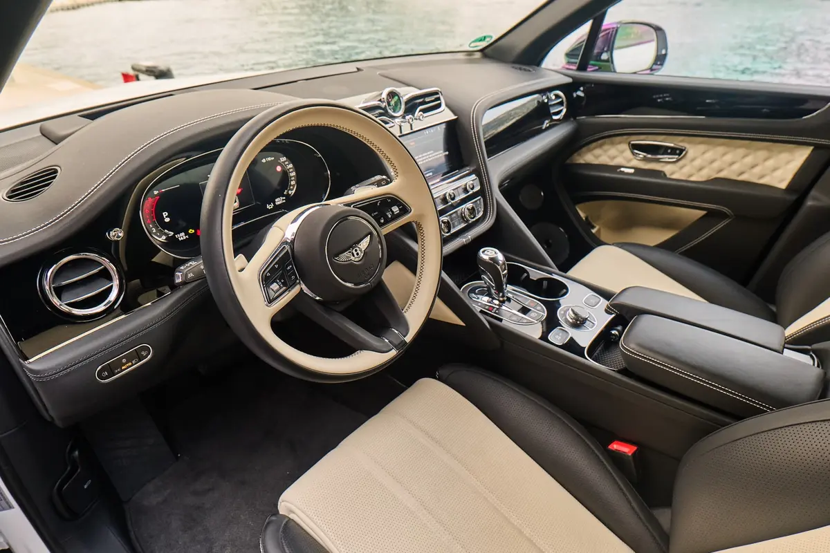 Bentley Bentayga V8-S 2024, vue arrière — Cannes Luxury Car Rental, Cannes. Bentley Bentayga V8-S in Cannes La location d'un Bentley Bentayga V8-S à Cannes constitue…