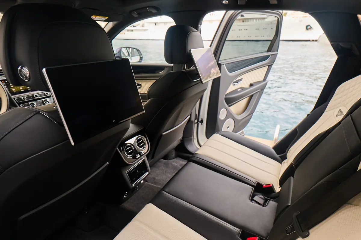 Bentley Bentayga V8-S 2024, intérieur — Cannes Luxury Car Rental, Cannes. Bentley Bentayga V8-S in Cannes La location d'un Bentley Bentayga V8-S à Cannes constitue…