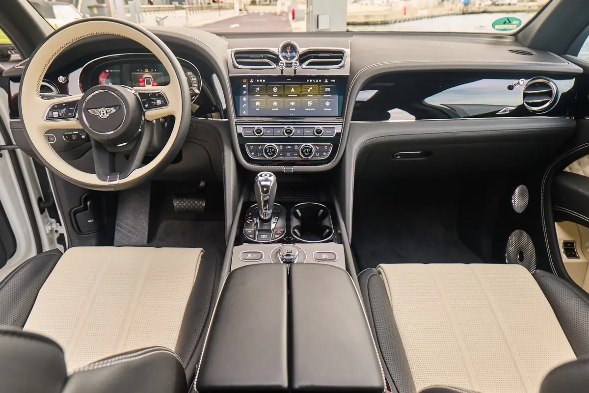 Bentley Bentayga V8-S 2024, tableau de bord — Cannes Luxury Car Rental, Cannes. Bentley Bentayga V8-S in Cannes La location d'un Bentley Bentayga V8-S à Cannes constitue…