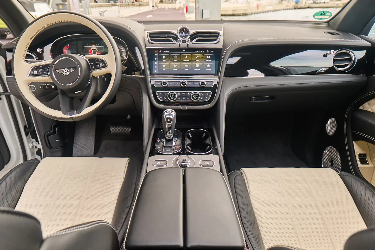 Bentley Bentayga V8-S 2024, tableau de bord — Cannes Luxury Car Rental, Cannes. Bentley Bentayga V8-S in Cannes La location d'un Bentley Bentayga V8-S à Cannes constitue…