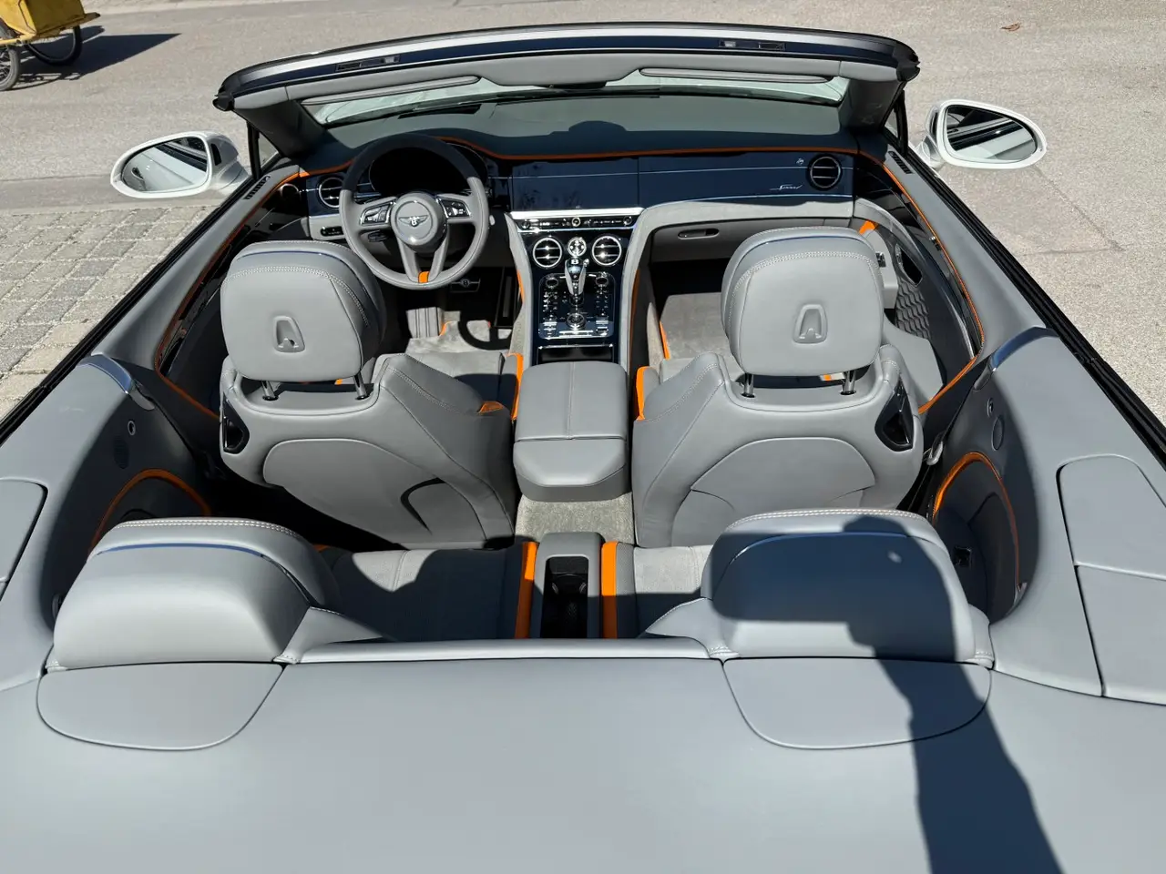 Bentley Continental GTC Speed 2025, intérieur — Cannes Luxury Car Rental, Cannes. Bentley Continental GTC Speed in Cannes Louer une Bentley Continental GTC Speed à Cannes…