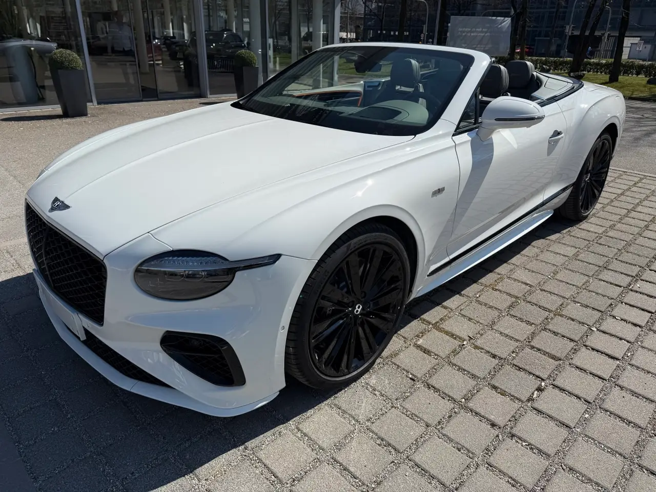 Bentley Continental GTC Speed 2025, tableau de bord — Cannes Luxury Car Rental, Cannes. Bentley Continental GTC Speed in Cannes Louer une Bentley Continental GTC Speed à Cannes…