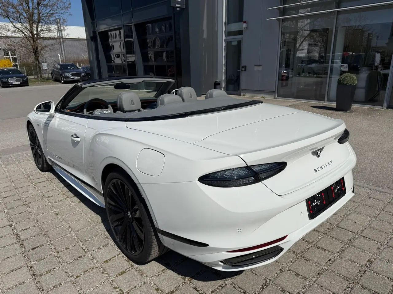 Bentley Continental GTC Speed 2025, profil latéral — Cannes Luxury Car Rental, Cannes. Bentley Continental GTC Speed in Cannes Louer une Bentley Continental GTC Speed à Cannes…