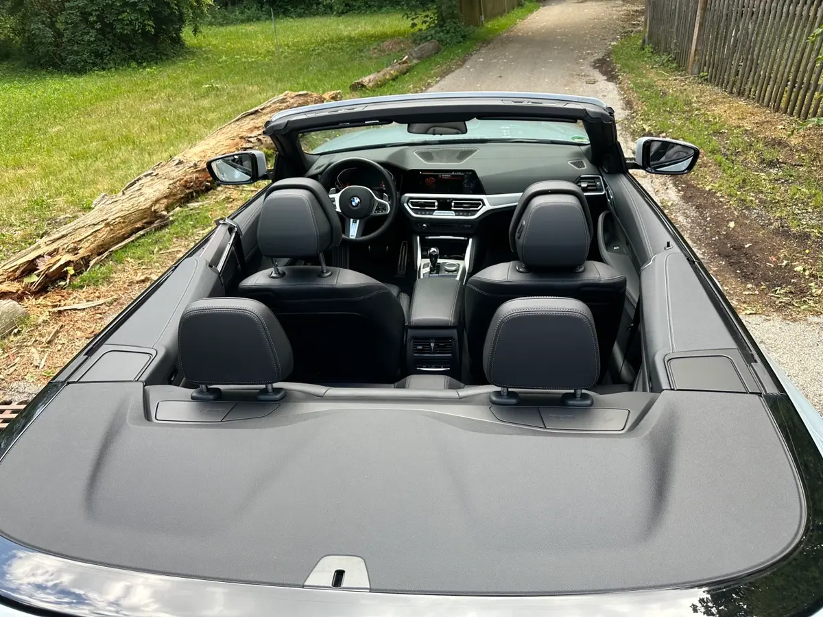 BMW 430i Cabrio 2023, vue arrière — Cannes Luxury Car Rental, Cannes. BMW 430i Cabrio in Cannes La location de la BMW 430i Cabrio à Cannes permet de profiter…
