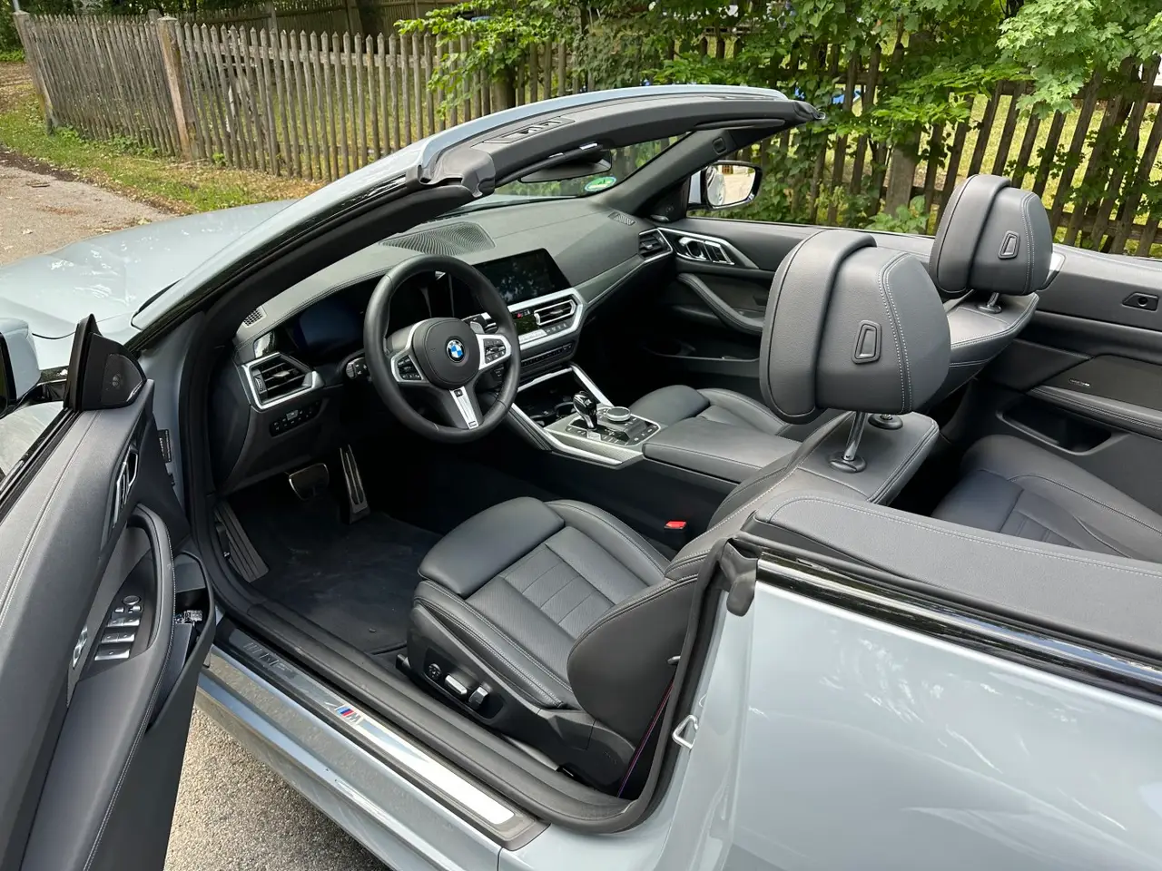BMW 430i Cabrio 2023, intérieur — Cannes Luxury Car Rental, Cannes. BMW 430i Cabrio in Cannes La location de la BMW 430i Cabrio à Cannes permet de profiter…