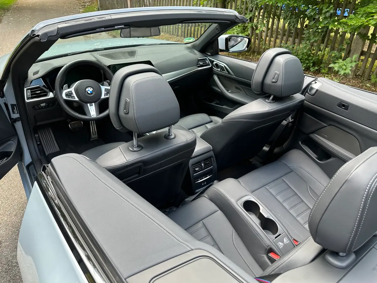 BMW 430i Cabrio 2023, tableau de bord — Cannes Luxury Car Rental, Cannes. BMW 430i Cabrio in Cannes La location de la BMW 430i Cabrio à Cannes permet de profiter…