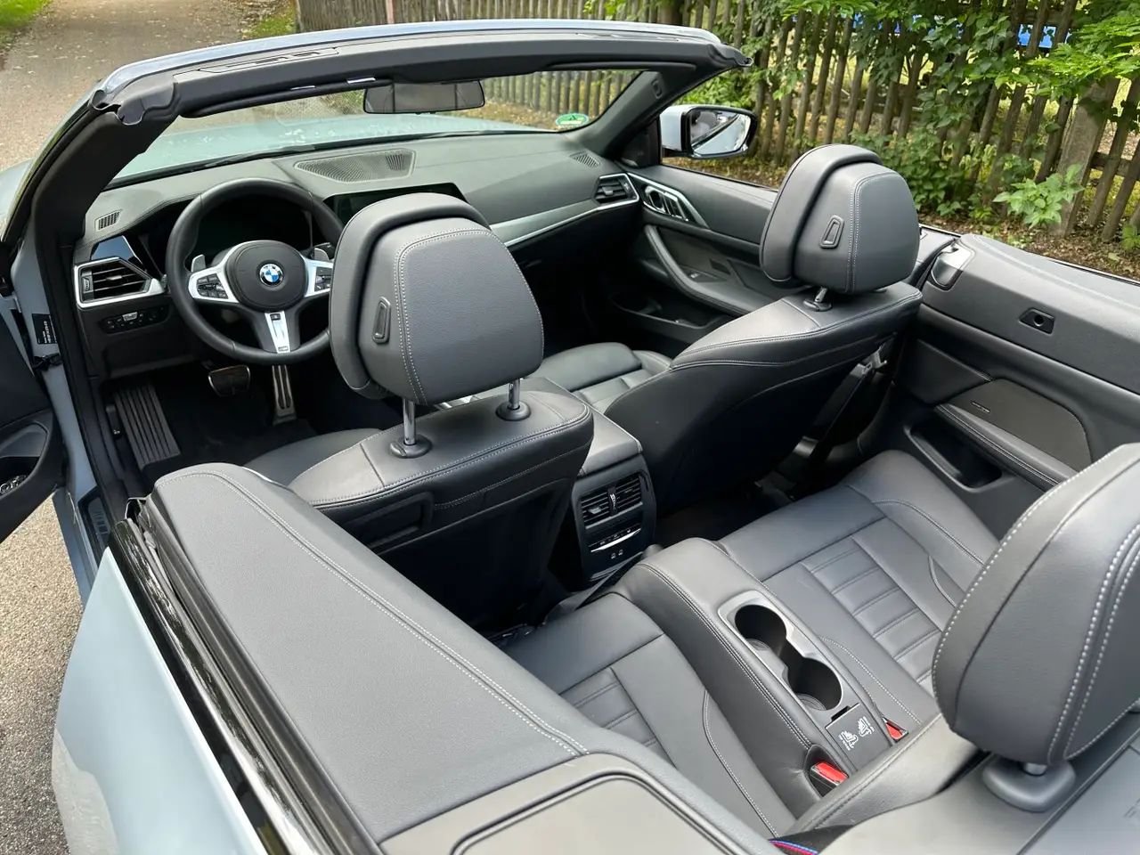 BMW 430i Cabrio 2023, tableau de bord — Cannes Luxury Car Rental, Cannes. BMW 430i Cabrio in Cannes La location de la BMW 430i Cabrio à Cannes permet de profiter…
