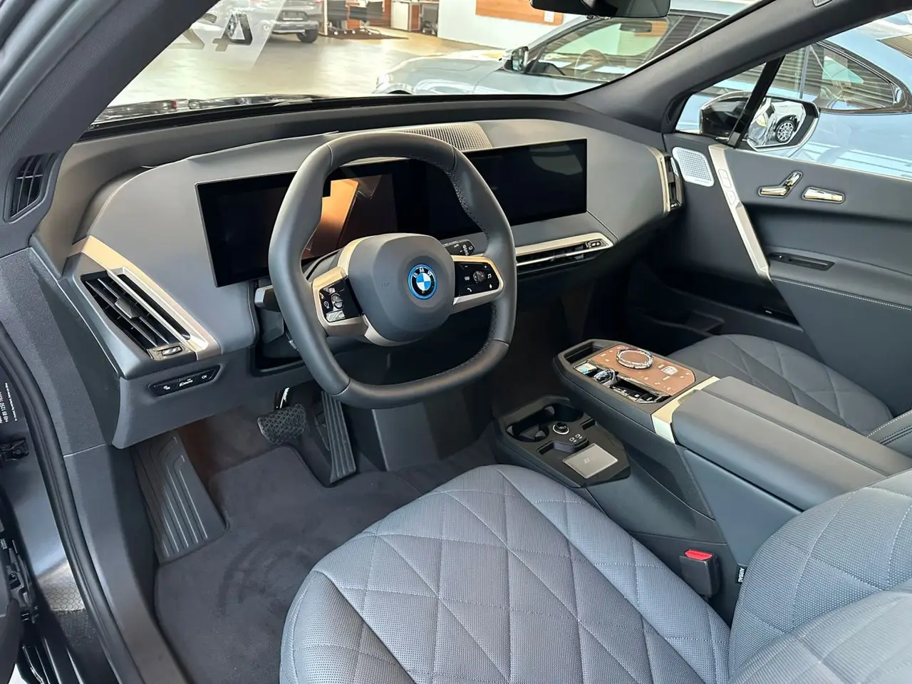 BMW IX M60 2023, extérieur — Cannes Luxury Car Rental, Cannes. BMW IX M60 in Cannes La location d'un BMW IX M60 à Cannes met à disposition un SUV…