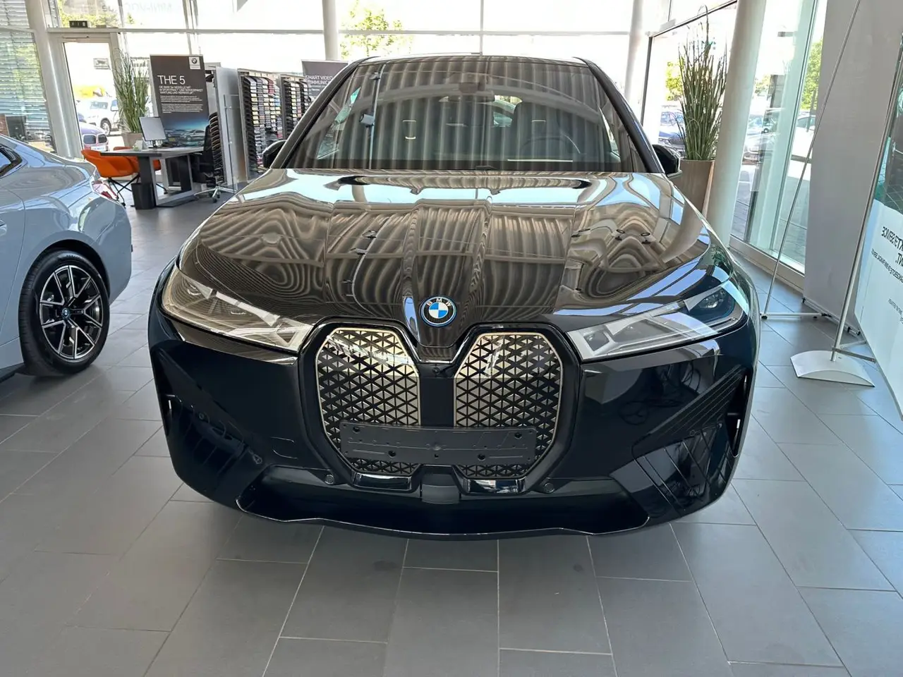 BMW IX M60 2023, vue avant — Cannes Luxury Car Rental, Cannes. BMW IX M60 in Cannes La location d'un BMW IX M60 à Cannes met à disposition un SUV…