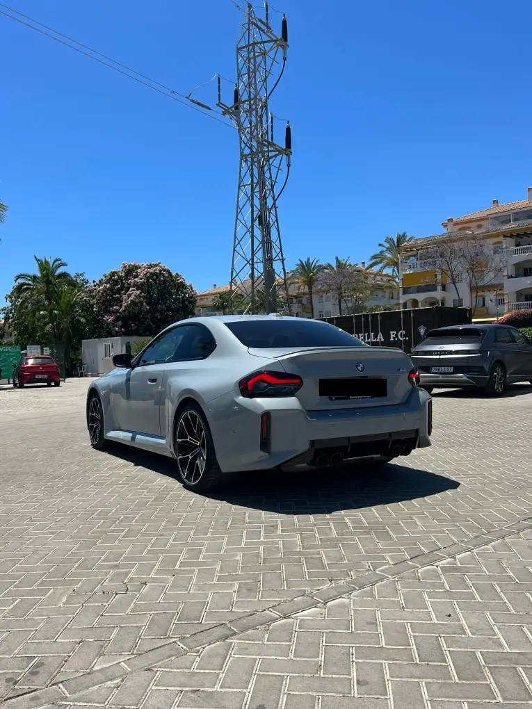 BMW M2 2024, extérieur — Cannes Luxury Car Rental, Cannes. BMW M2 in Cannes La location d'une BMW M2 à Cannes met à disposition une sportive…