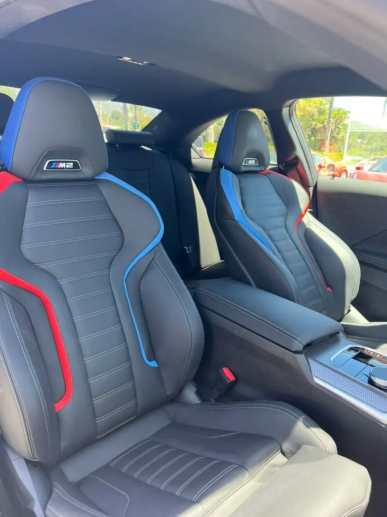 BMW M2 2024, vue arrière — Cannes Luxury Car Rental, Cannes. BMW M2 in Cannes La location d'une BMW M2 à Cannes met à disposition une sportive…