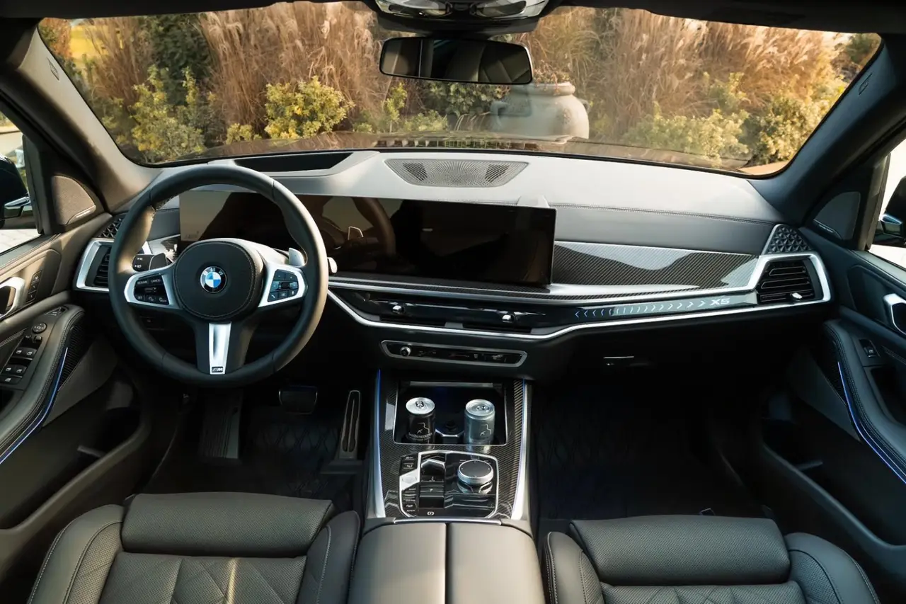 BMW X5 M-pack 30d 2025, extérieur — Cannes Luxury Car Rental, Cannes. BMW X5 M-pack 30d in Cannes La location d'un BMW X5 M-pack 30d à Cannes met à disposition…