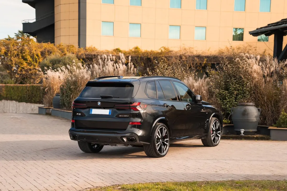 BMW X5 M-pack 30d 2025, vue avant — Cannes Luxury Car Rental, Cannes. BMW X5 M-pack 30d in Cannes La location d'un BMW X5 M-pack 30d à Cannes met à disposition…