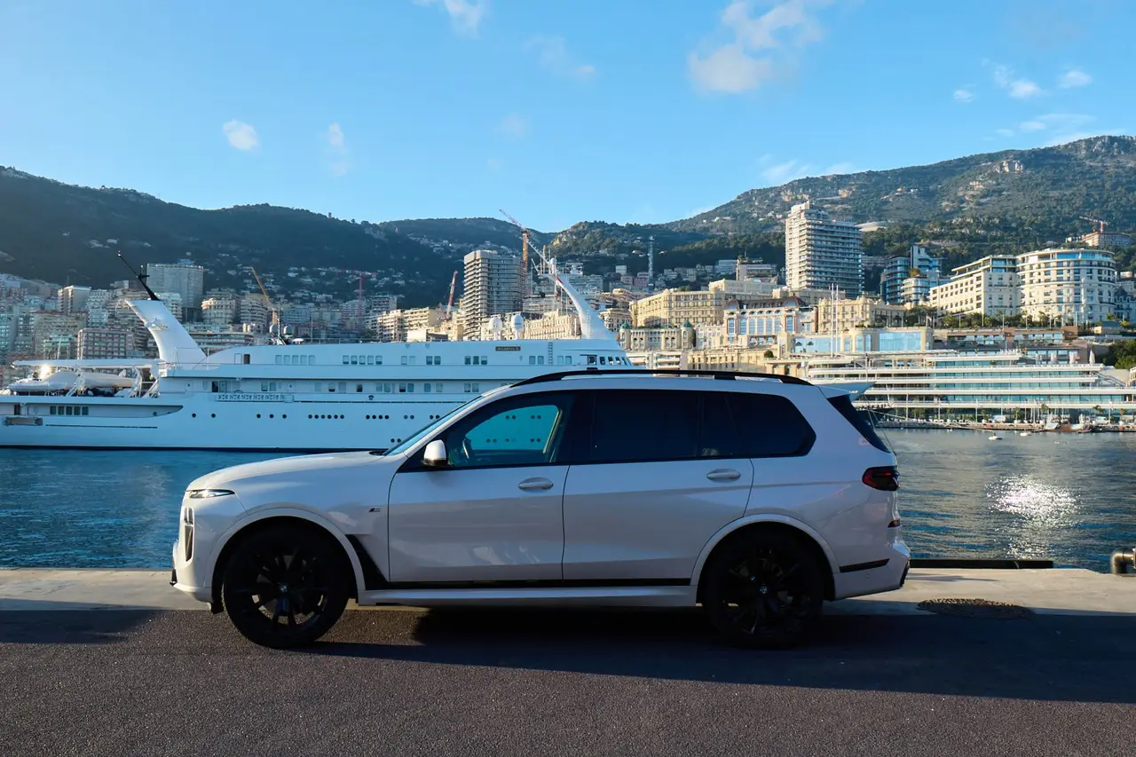 BMW X7 40d M 2024, extérieur — Cannes Luxury Car Rental, Cannes. BMW X7 40d M à Cannes La location d'un BMW X7 40d M à Cannes met à disposition un SUV de…
