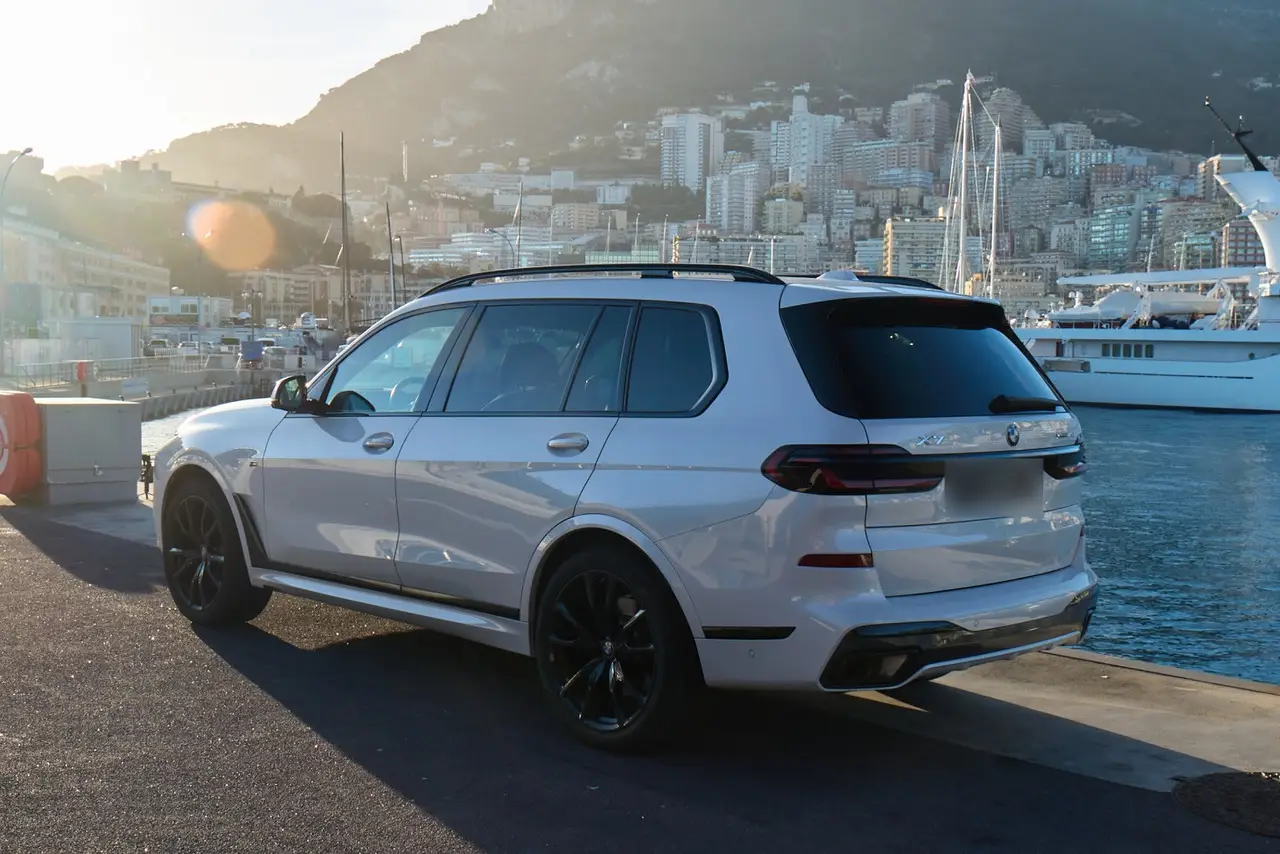 BMW X7 40d M 2024, vue avant — Cannes Luxury Car Rental, Cannes. BMW X7 40d M à Cannes La location d'un BMW X7 40d M à Cannes met à disposition un SUV de…