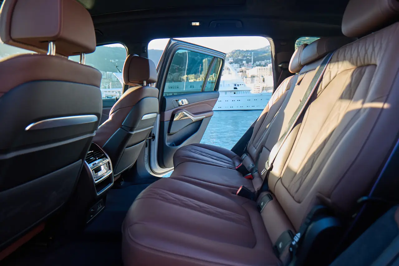 BMW X7 40d M 2024, vue arrière — Cannes Luxury Car Rental, Cannes. BMW X7 40d M à Cannes La location d'un BMW X7 40d M à Cannes met à disposition un SUV de…