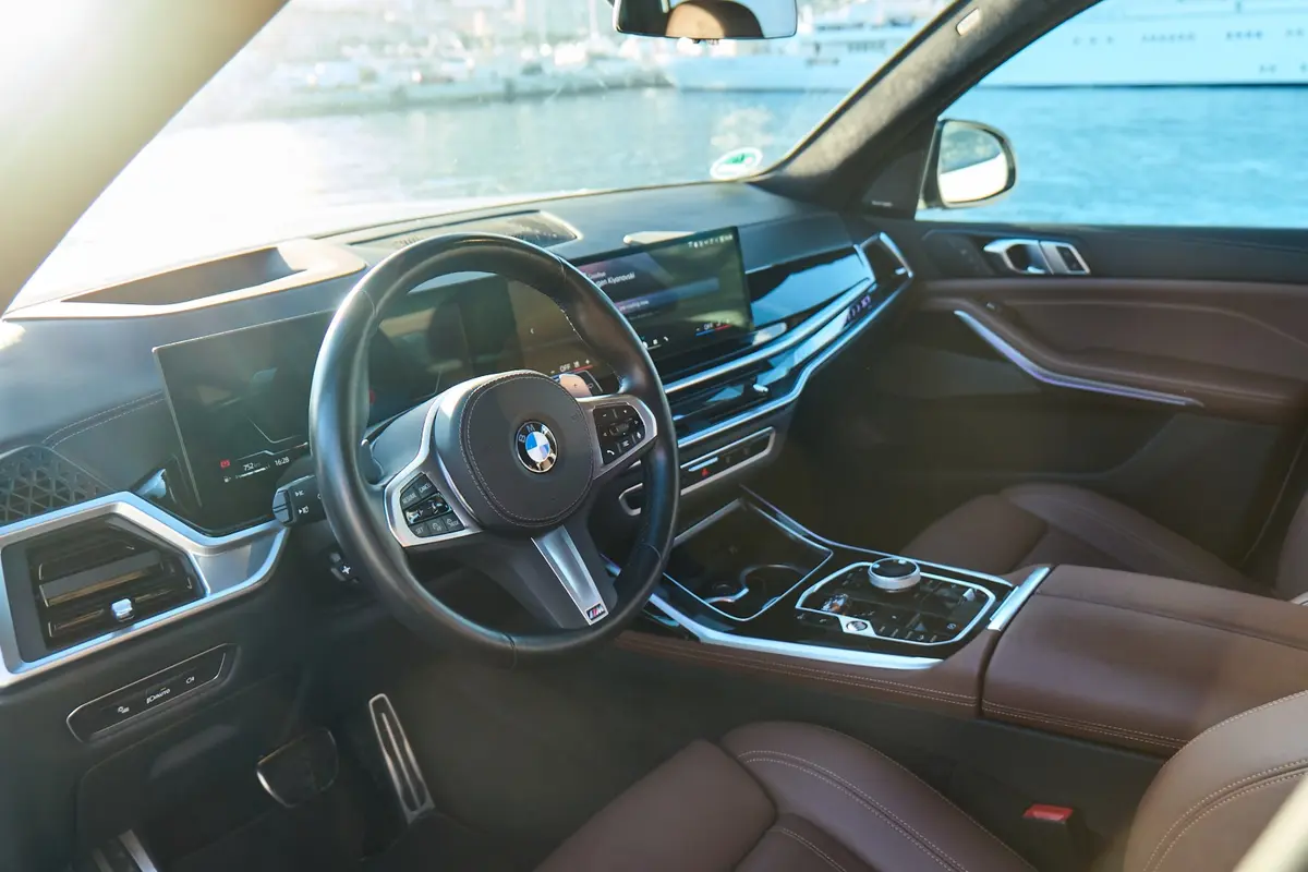 BMW X7 40d M 2024, intérieur — Cannes Luxury Car Rental, Cannes. BMW X7 40d M à Cannes La location d'un BMW X7 40d M à Cannes met à disposition un SUV de…