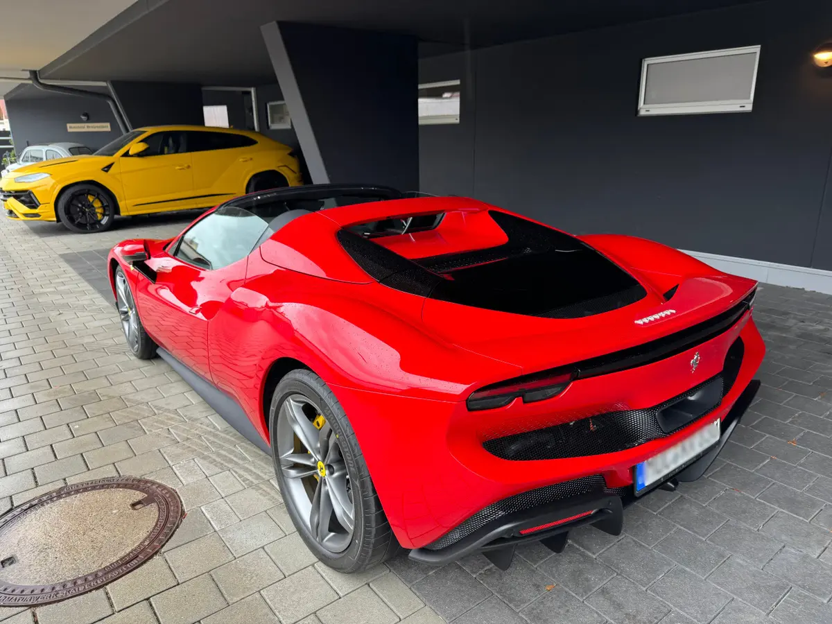 Ferrari 296 GTS Spider 2024, vue arrière — Cannes Luxury Car Rental, Cannes. Ferrari 296 GTS Spider in Cannes La location d'une Ferrari 296 GTS Spider à Cannes offre…