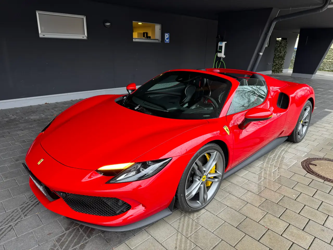 Ferrari 296 GTS Spider 2024, intérieur — Cannes Luxury Car Rental, Cannes. Ferrari 296 GTS Spider in Cannes La location d'une Ferrari 296 GTS Spider à Cannes offre…