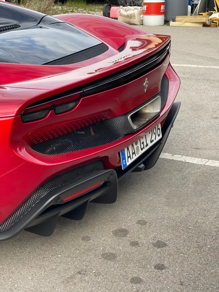 Ferrari 296 GTS Spider 2025, vue arrière — Cannes Luxury Car Rental, Cannes. Ferrari 296 GTS Spider in Cannes La location de la Ferrari 296 GTS Spider à Cannes offre…