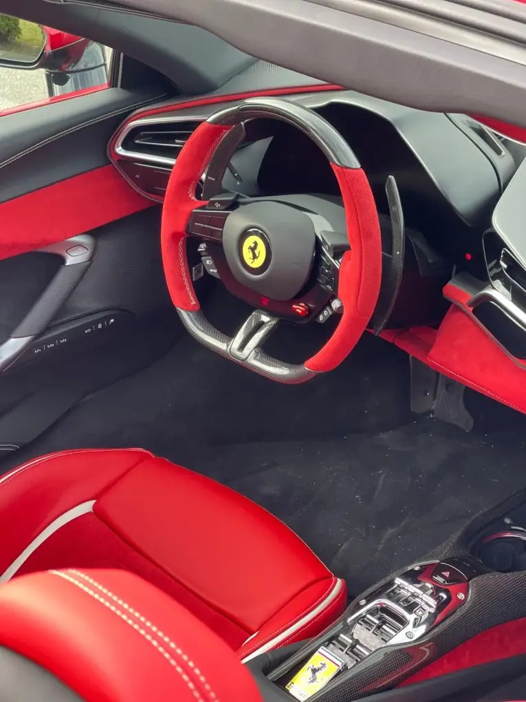 Ferrari 296 GTS Spider 2025, intérieur — Cannes Luxury Car Rental, Cannes. Ferrari 296 GTS Spider in Cannes La location de la Ferrari 296 GTS Spider à Cannes offre…