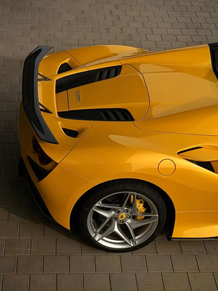 Ferrari F8 SPIDER 2023, extérieur — Cannes Luxury Car Rental, Cannes. Ferrari F8 SPIDER in Cannes La location d'une Ferrari F8 SPIDER à Cannes propose une…