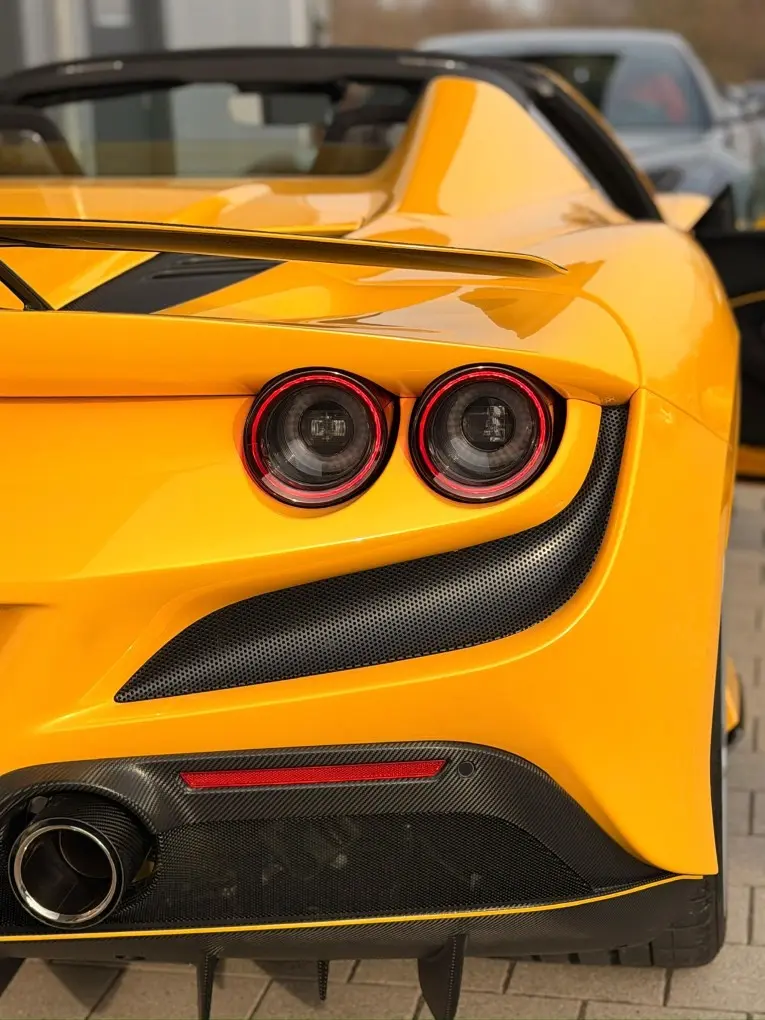 Ferrari F8 SPIDER 2023, vue avant — Cannes Luxury Car Rental, Cannes. Ferrari F8 SPIDER in Cannes La location d'une Ferrari F8 SPIDER à Cannes propose une…