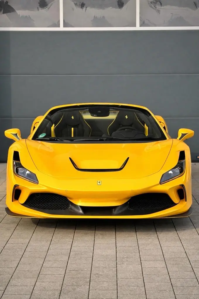 Ferrari F8 SPIDER 2023, vue arrière — Cannes Luxury Car Rental, Cannes. Ferrari F8 SPIDER in Cannes La location d'une Ferrari F8 SPIDER à Cannes propose une…